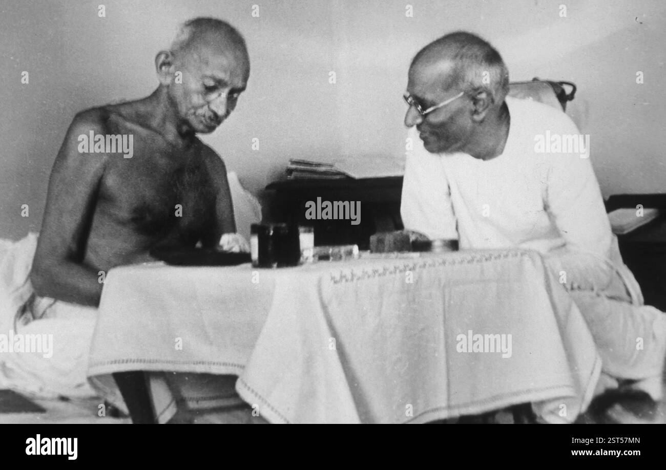 Mahatma Gandhi che parla con la collega Chakravarti Rajagopalachari, Mumbai, Maharashtra, India, Asia, settembre 1944, VERSIONE MODELLO NON DISPONIBILE, Asia Foto Stock