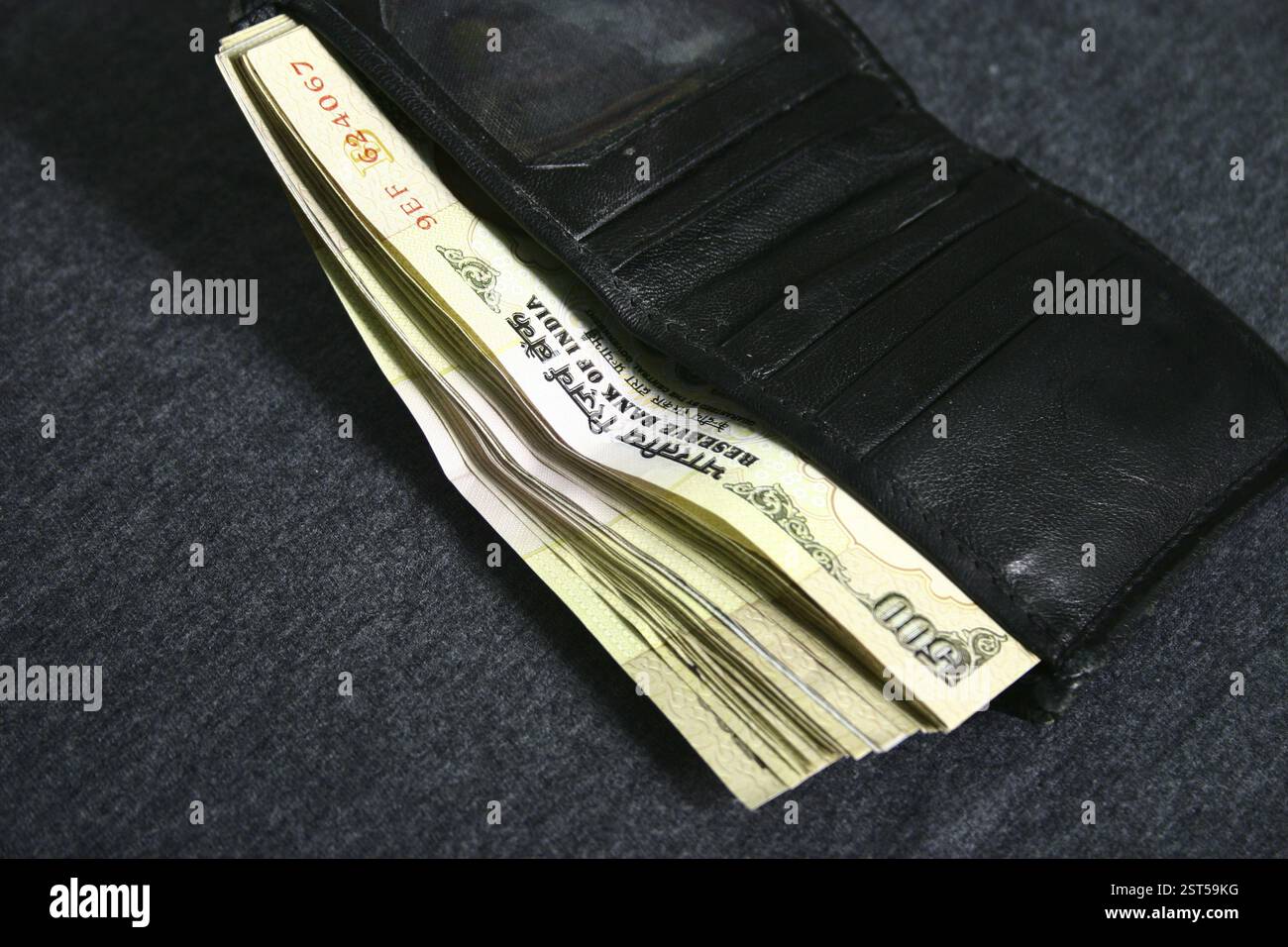 Finanza, affari, potere monetario RS.500 banconote in valuta indiana, riempite con portafoglio in pelle, Bombay Mumbai, Maharashtra, India, Asia Foto Stock