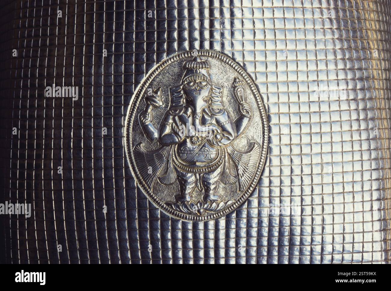 Dettaglio nel recipiente di argento dio Ganesha Ganpati goffrato Foto Stock