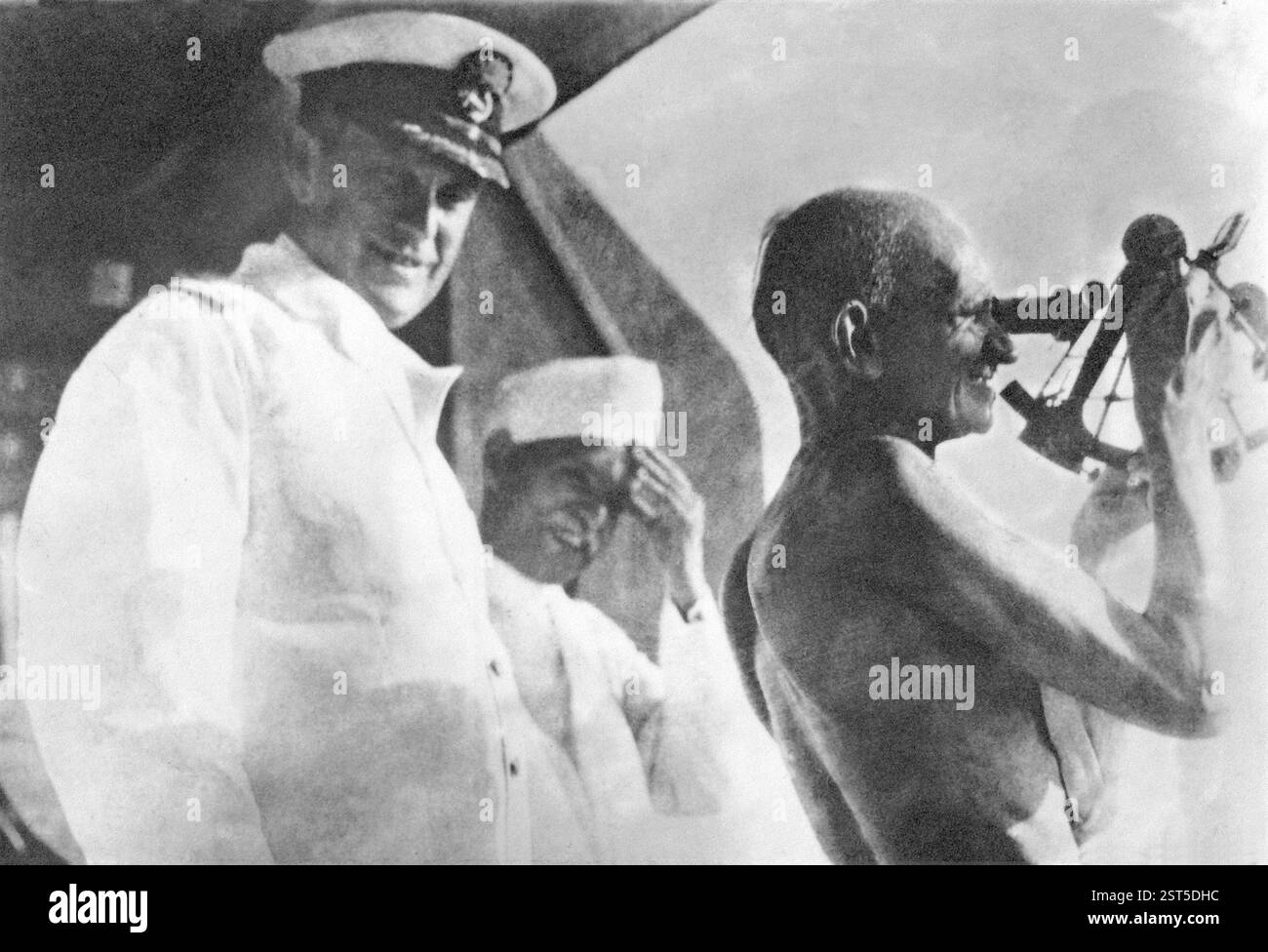 Il Mahatma Gandhi la manipolazione di un strumento nautico sul ponte del Capitano di Rajputana SS, Settembre 1931 - MODELLO DI RILASCIO NON DISPONIBILE Foto Stock
