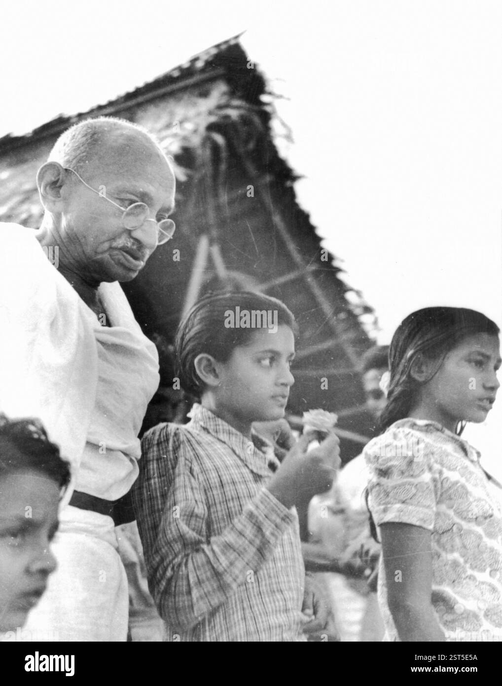 Mahatma Gandhi con bambini - RILASCIO DEL MODELLO NON DISPONIBILE Foto Stock