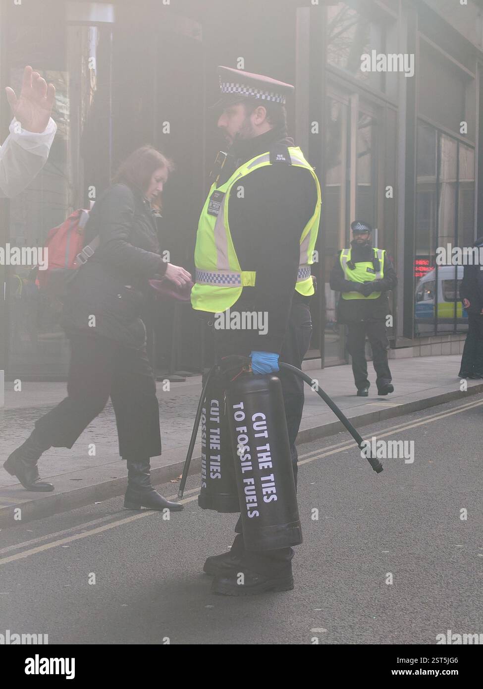 Londra, Regno Unito. 17 febbraio 2025. I manifestanti che indossano il marchio Extinction Rebellion si rivolgono agli uffici della McKinsey & Company di Holborn, spruzzando vernice nera che ricopre il vetro frontale e un aspetto performativo. I manifestanti si sono arrampicati sulla cima della tettoia di vetro sopra l'ingresso. © Amstel Adams/ Alamy Live News Foto Stock