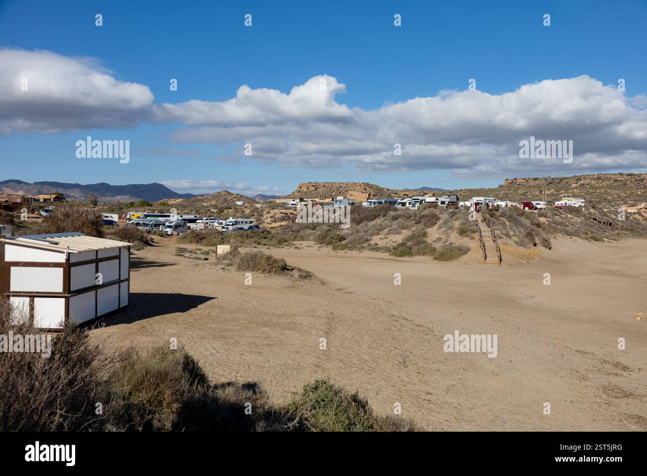 Camper parcheggiati a Playa de la Carolina Águilas Murcia, Spagna in inverno Foto Stock