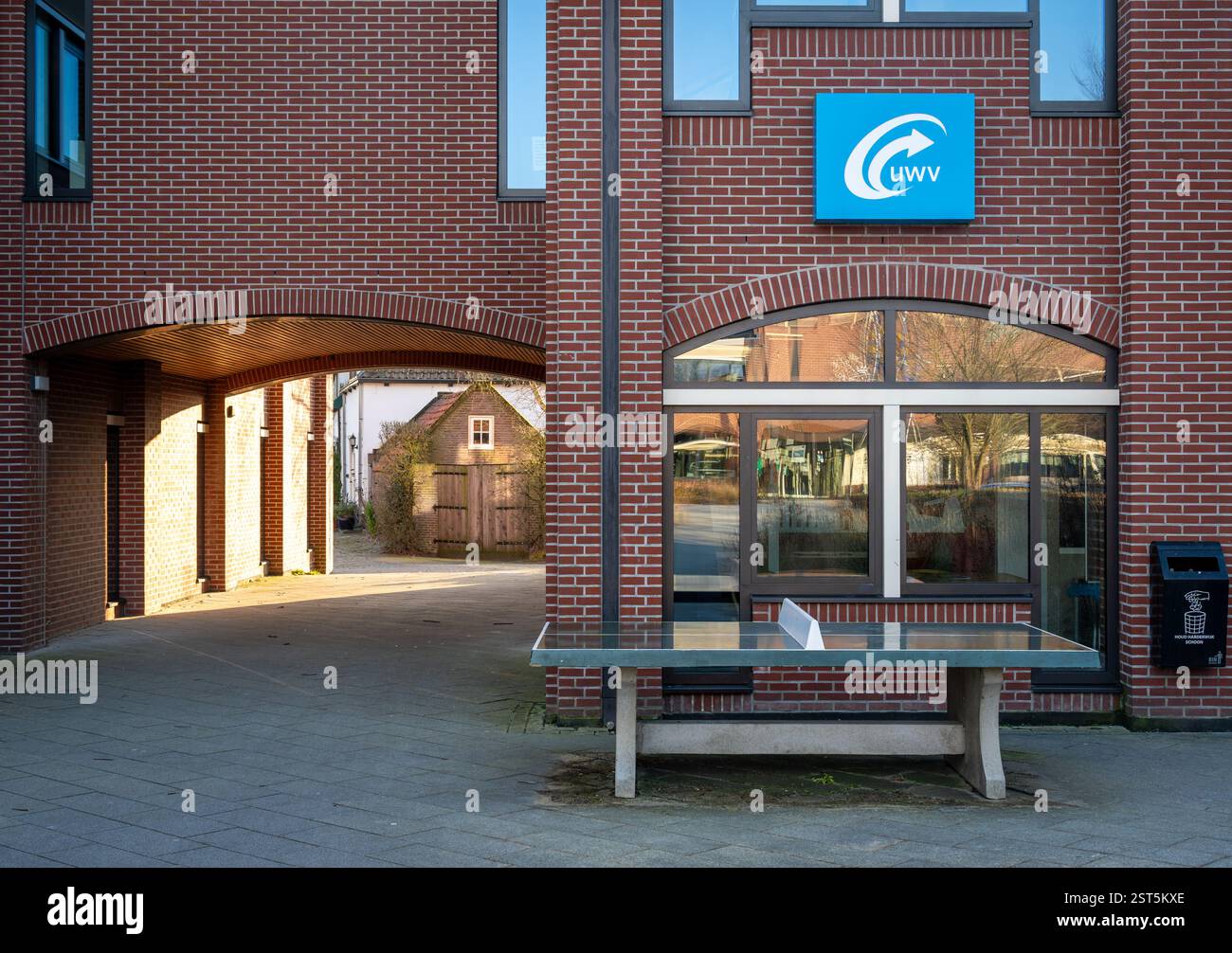 Harderwijk, Paesi Bassi, 16.02.2025, UWV Logo on the Building of the Dutch Employee Insurance Agency, responsabile delle prestazioni di disoccupazione Foto Stock