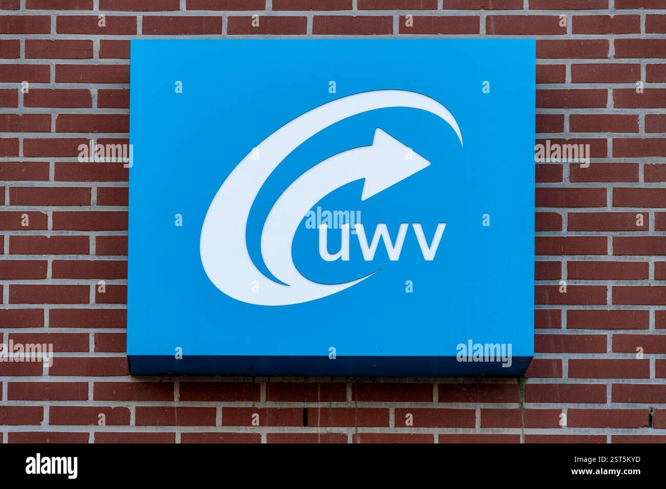 Harderwijk, Paesi Bassi, 16.02.2025, Close Up UWV Logo on the Building of the Dutch Employee Insurance Agency Foto Stock