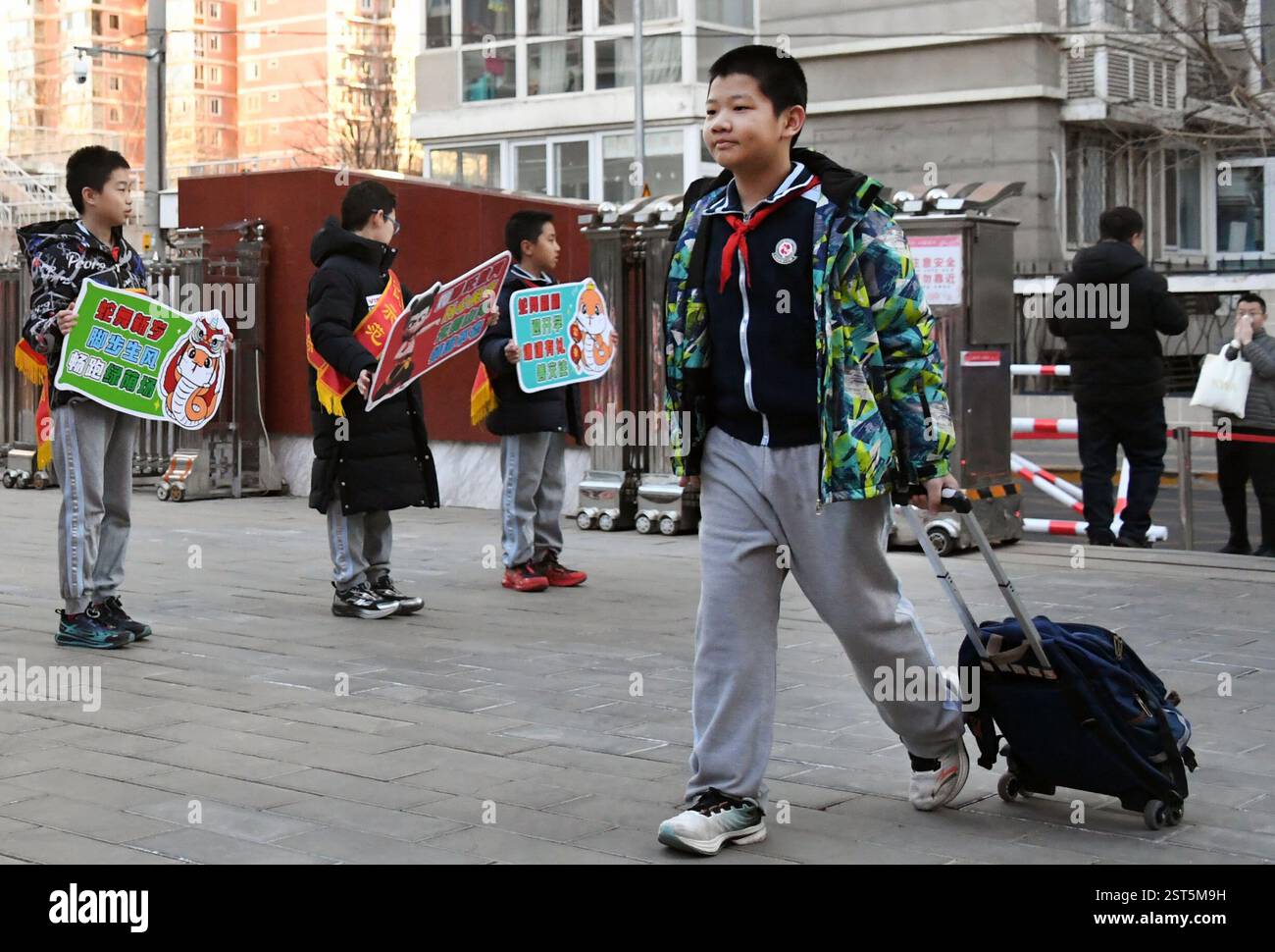 Pechino, Cina. 17 febbraio 2025. Uno studente entra in una scuola elementare nel distretto Haidian di Pechino, capitale della Cina, 17 febbraio 2025. Il nuovo semestre per le scuole primarie e secondarie è iniziato lunedì in molte parti della Cina. Crediti: Ren Chao/Xinhua/Alamy Live News Foto Stock