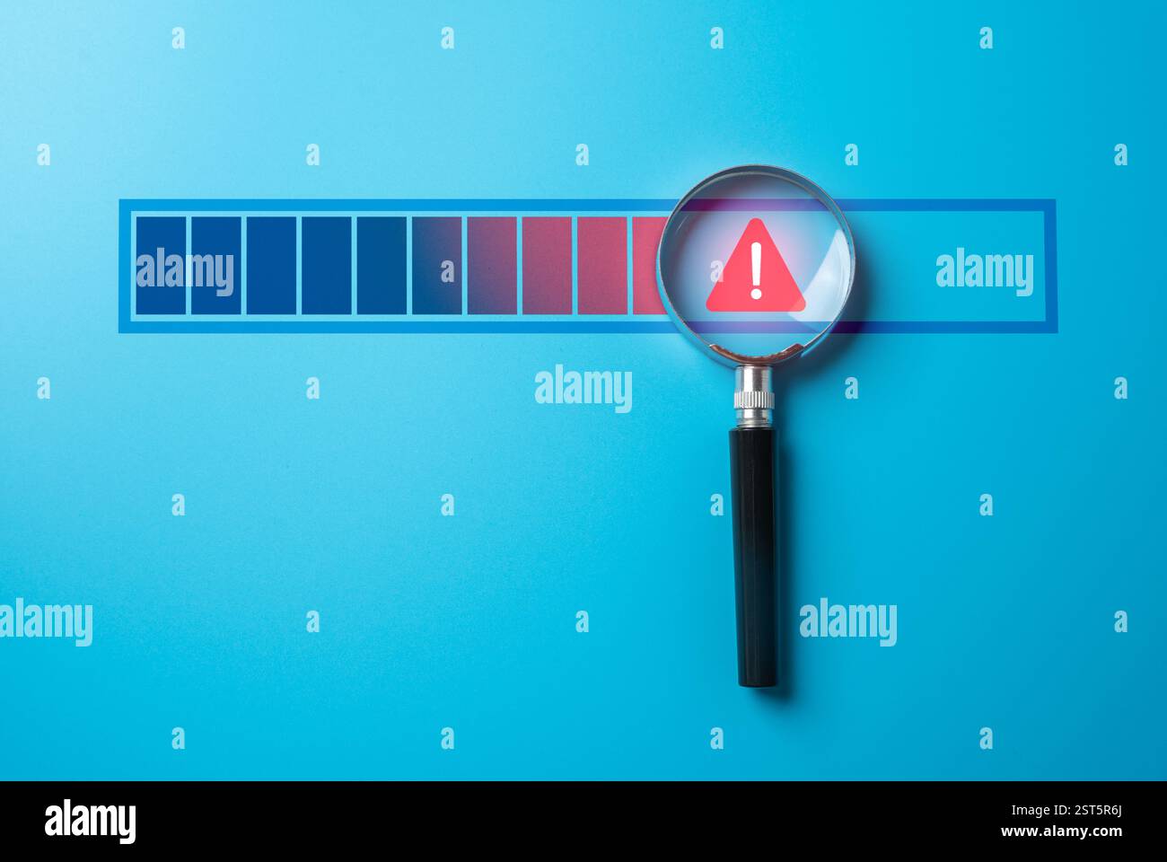 Lente di ingrandimento con segnale di avvertimento sulla barra di avanzamento. Individuare l'arresto del problema o il malfunzionamento. Rilevamento dei problemi, risoluzione degli errori. Identificazione del malfunctio Foto Stock