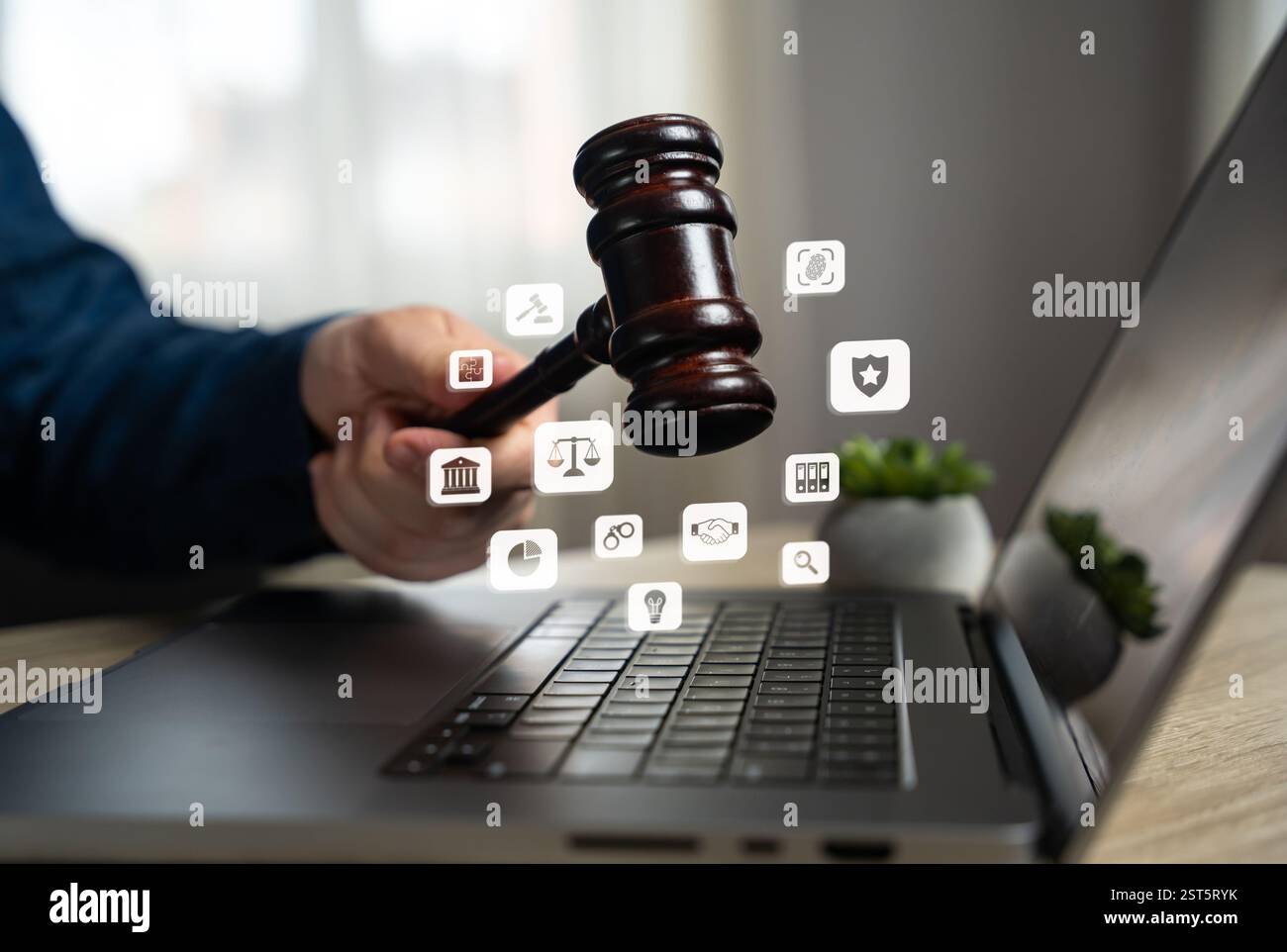 Un uomo con il martelletto di un giudice simboleggia i servizi di un avvocato, il sistema giudiziario e i diritti legali. Autorità giudiziaria, rappresentanza legale, ju Foto Stock
