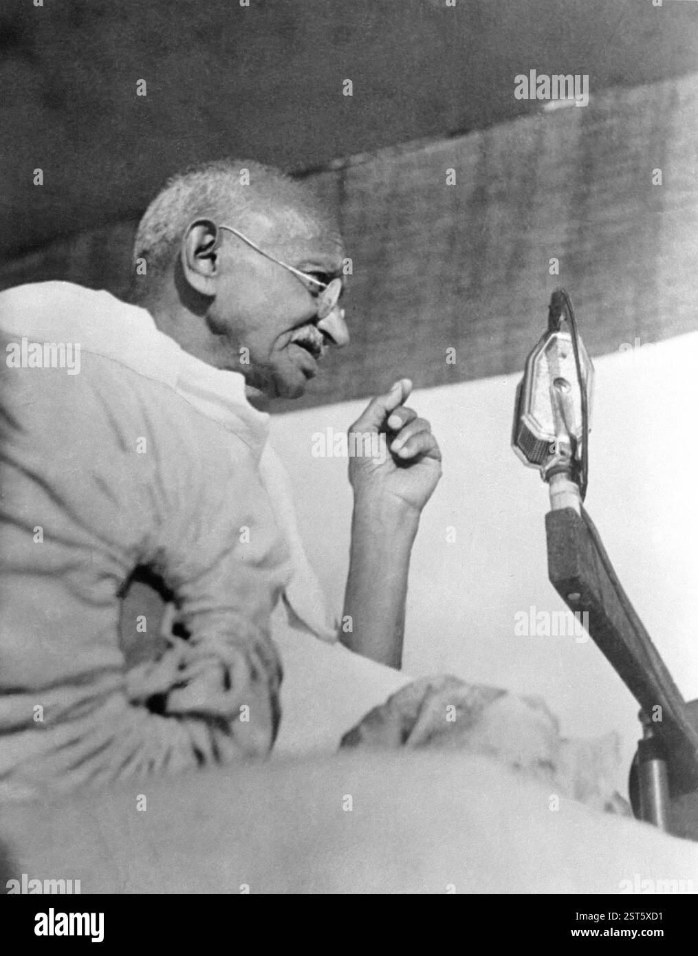 Mahatma Gandhi parla con un mike in una riunione di massa nel Bengala Occidentale, India, 1945 - RILASCIO DEL MODELLO NON DISPONIBILE, Asia Foto Stock
