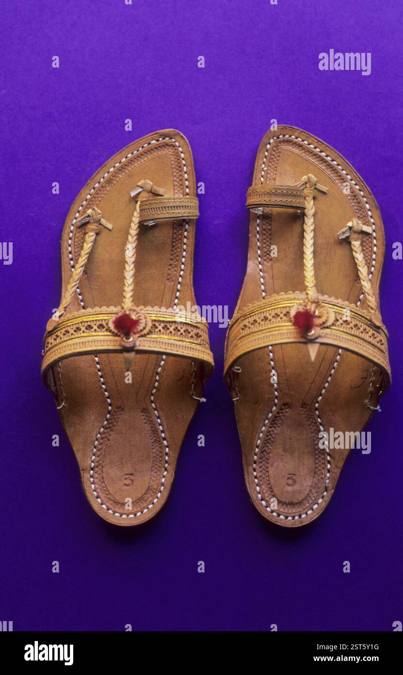 Kolhapuri chappalls, calzature famose in tutto il mondo, kolhapur, maharashtra, india Foto Stock Kolhapuri chappalls, calzature famose in tutto il mondo, kolhapur, maharashtra, india Foto Stock