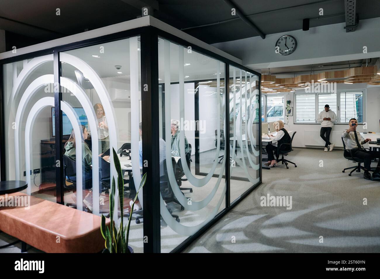 Un gruppo eterogeneo di uomini d'affari collabora e testa una nuova tecnologia di realtà virtuale, indossando occhiali virtuali, mostrando innovazione e creatività Foto Stock