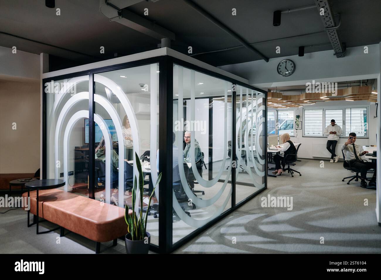 Un gruppo eterogeneo di uomini d'affari collabora e testa una nuova tecnologia di realtà virtuale, indossando occhiali virtuali, mostrando innovazione e creatività Foto Stock