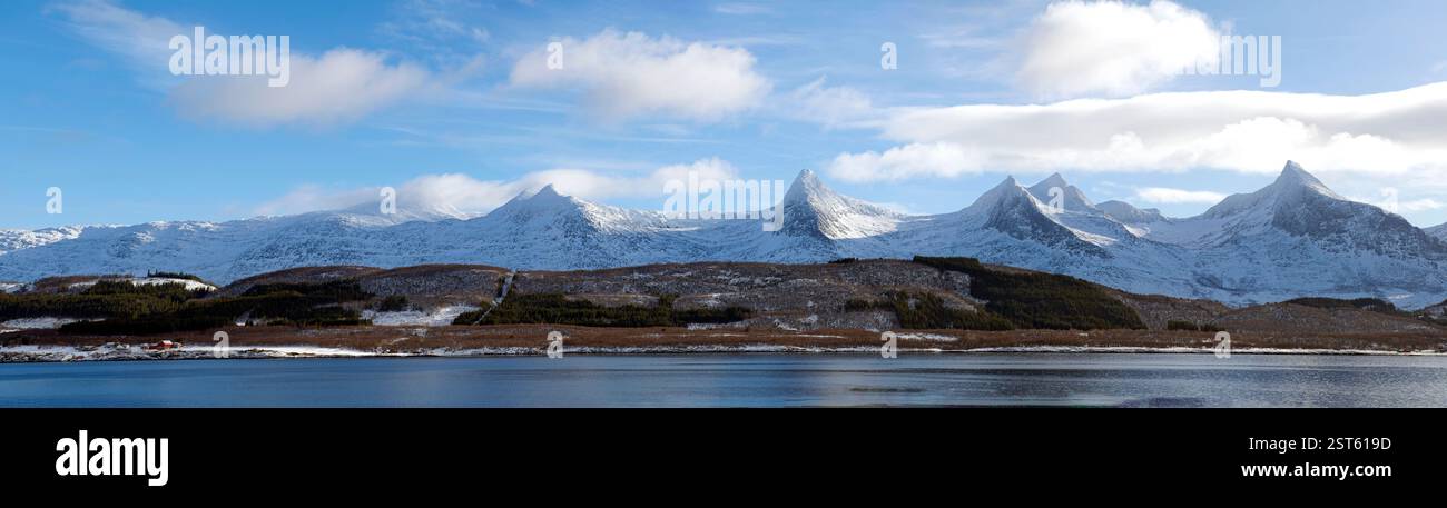 La catena montuosa Seven Sisters sulla costa artica della Norvegia Foto Stock