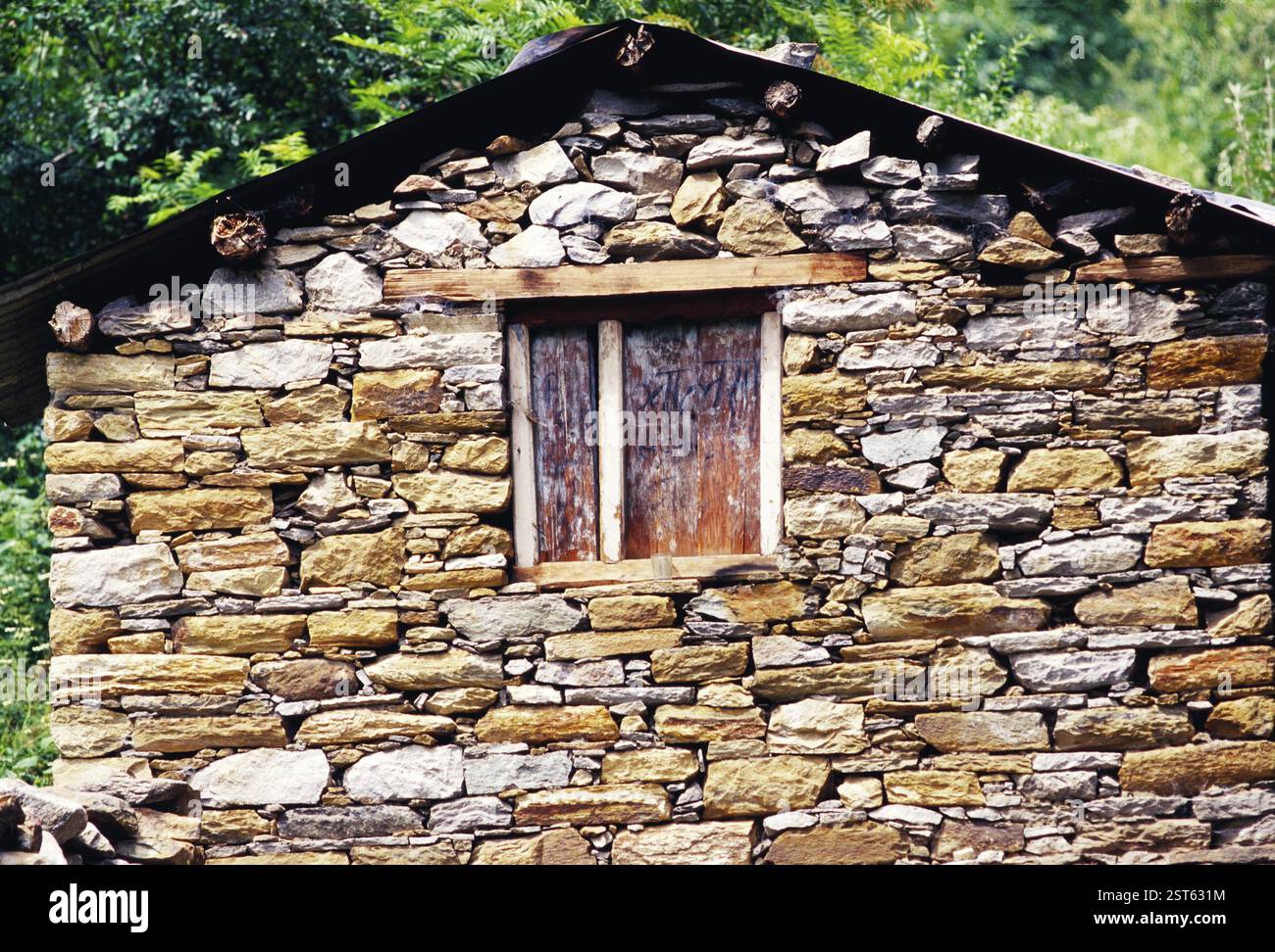 Finestra della casa di pietra, Uttaranchal, India, Asia Foto Stock