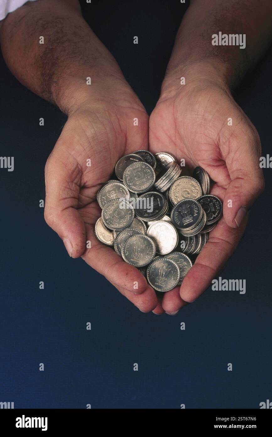 Valuta, soldi, uomo con le monete, india Foto Stock