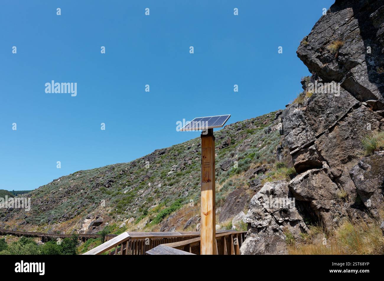 Palo alimentato a energia solare lungo le passerelle Mondego, energia sostenibile in un ambiente naturale remoto Foto Stock