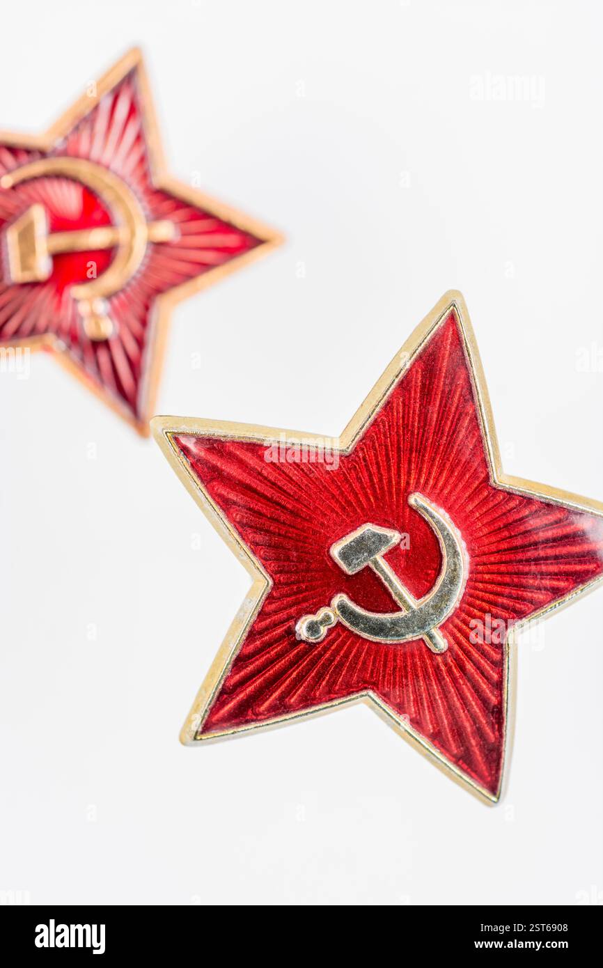 Immagine ravvicinata del distintivo sovietico del martello e della falce / insegne dell'esercito sovietico. Anche per il comunismo, la storia sovietica, l'impero russo e l'opressione. Vedere Note Foto Stock