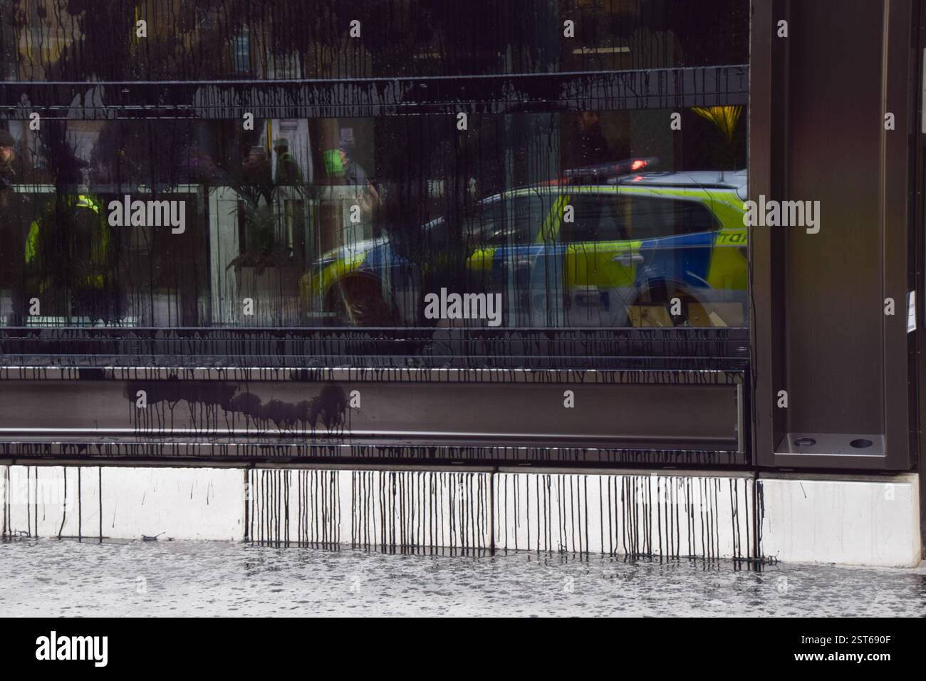 Londra, Regno Unito. 17 febbraio 2025. Gli attivisti di Extinction Rebellion hanno spruzzato vernice nera agli uffici di McKinsey e hanno scalato l'ingresso, invitando l'azienda a tagliare i legami con i combustibili fossili. Crediti: Vuk Valcic/Alamy Live News Foto Stock