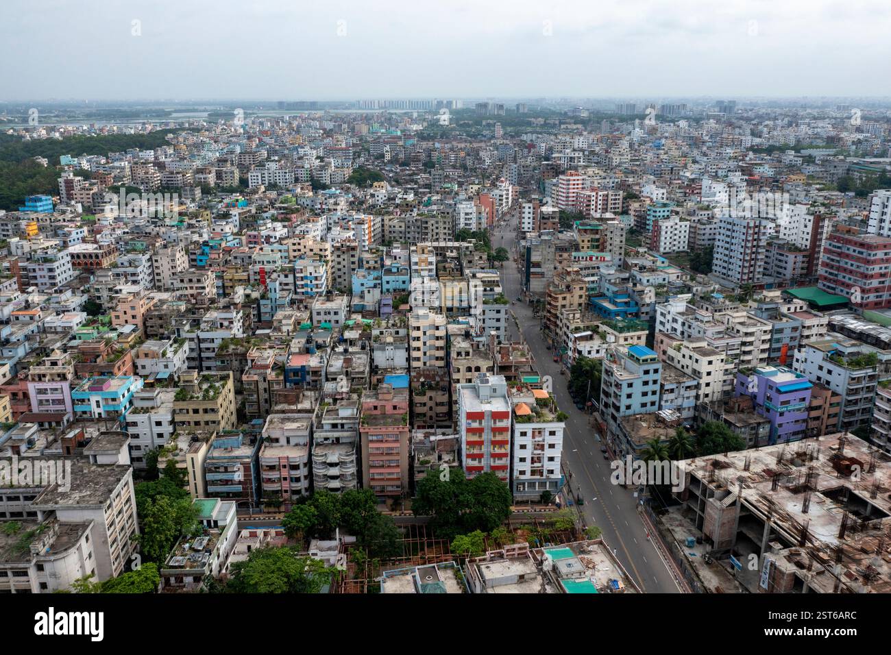 Una vista aerea dell'area di Mirpur di Dacca, che mostra il vibrante paesaggio urbano e il fitto paesaggio urbano della vivace capitale del Bangladesh. Foto Stock