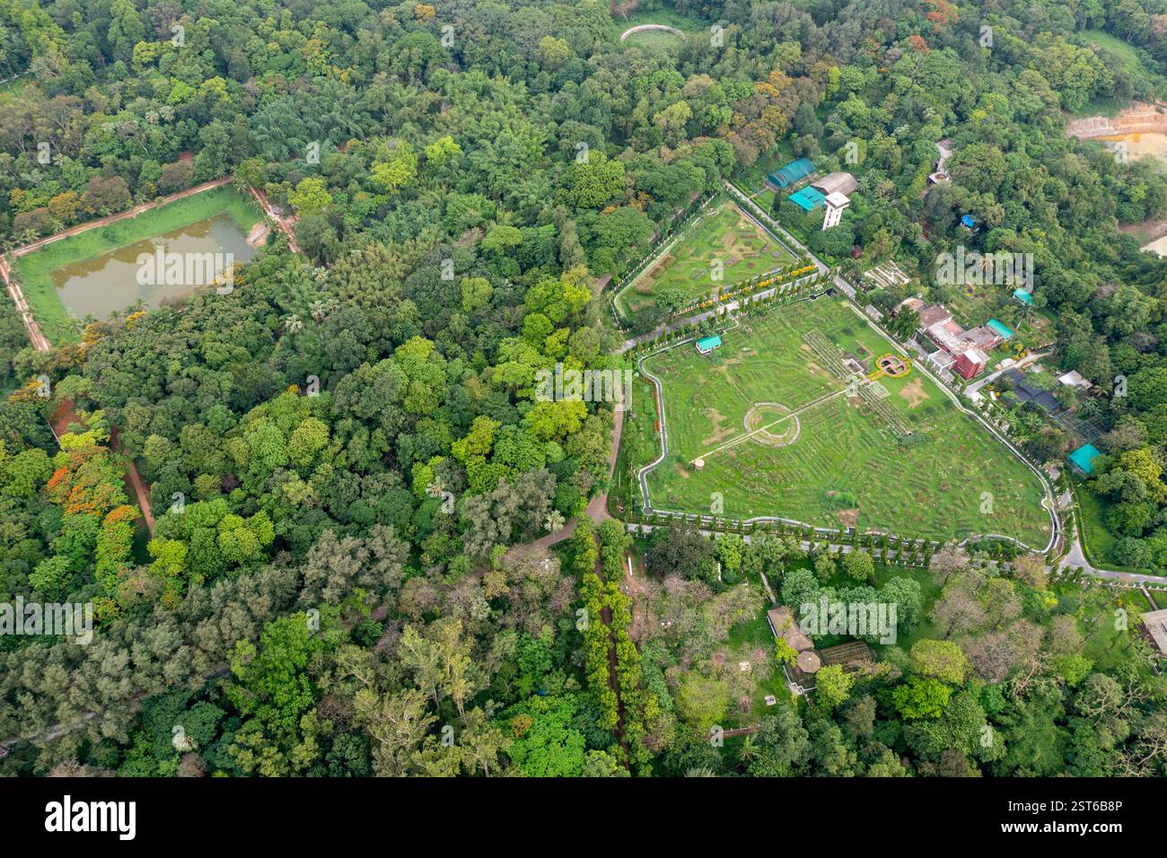 Una splendida vista aerea del Giardino Botanico Nazionale, con vegetazione lussureggiante e paesaggi sereni a Mirpur, Dacca, Bangladesh. Foto Stock