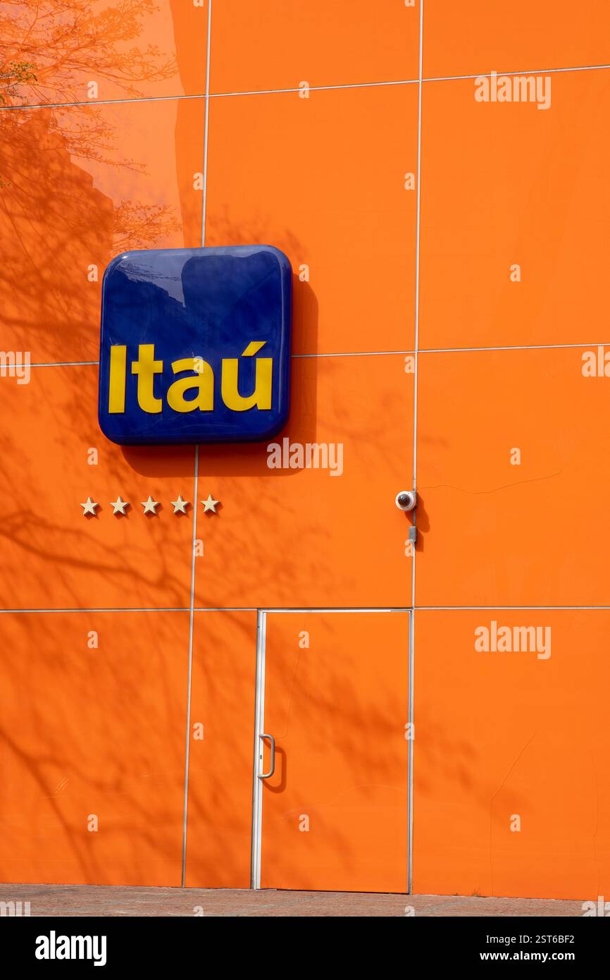 San Paolo, Brasile - 19 settembre 2020 - Logo di Itau sulla facciata della banca commerciale brasiliana e della società di servizi finanziari Foto Stock