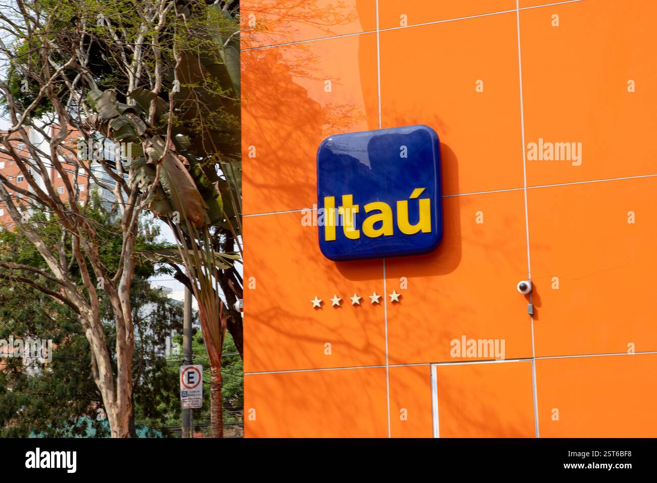 San Paolo, Brasile - 19 settembre 2020 - Logo di Itau sulla facciata della banca commerciale brasiliana e della società di servizi finanziari Foto Stock