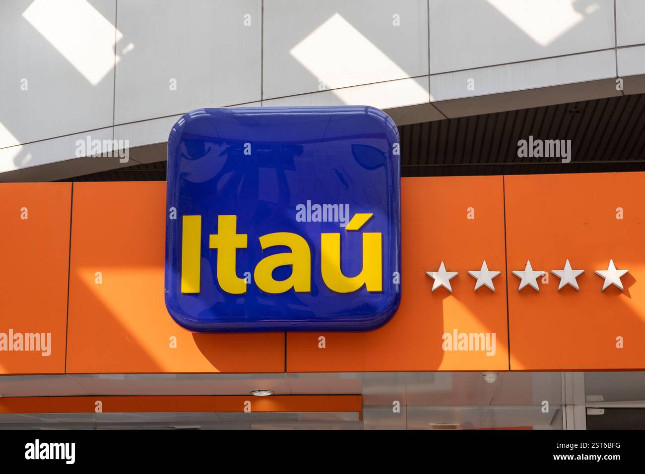 San Paolo, Brasile - 19 settembre 2020 - Logo di Itau sulla facciata della banca commerciale brasiliana e della società di servizi finanziari Foto Stock