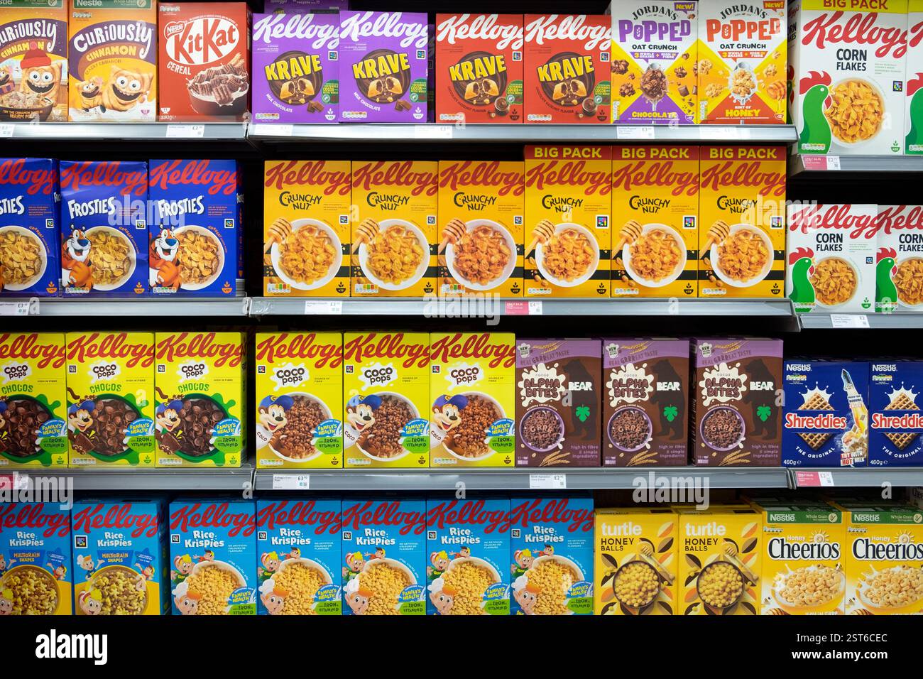 File di scatole cartoni di cereali da colazione sugli scaffali del Waitrose Supermarket di Londra Inghilterra Regno Unito Gran Bretagna 2025 KATHY DEWITT Foto Stock