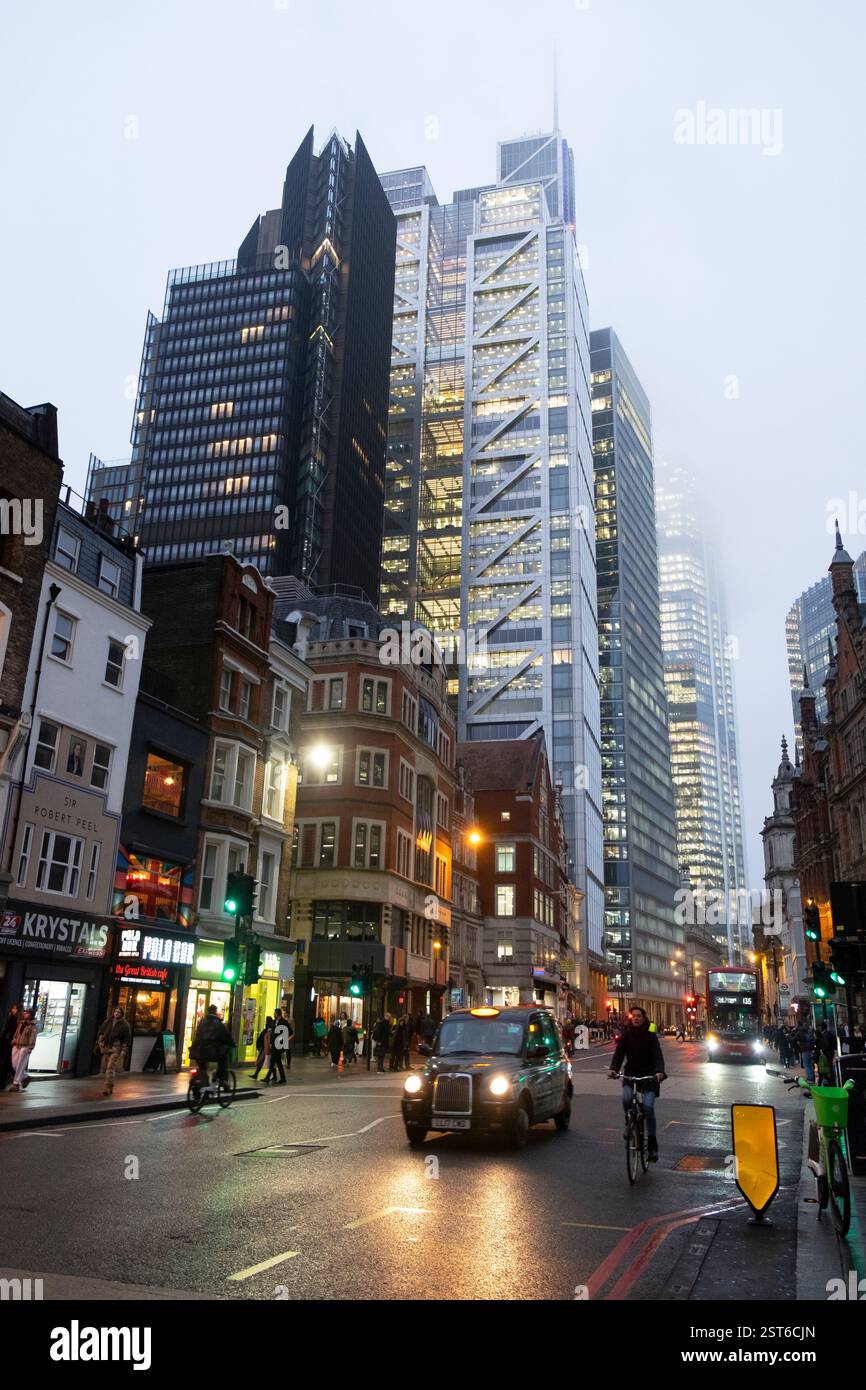 Vista notturna di grattacieli edifici alti torri illuminate su Bishopsgate vicino alla stazione di Liverpool Street a Londra Inghilterra Regno Unito 2025 KATHY DEWITT Foto Stock
