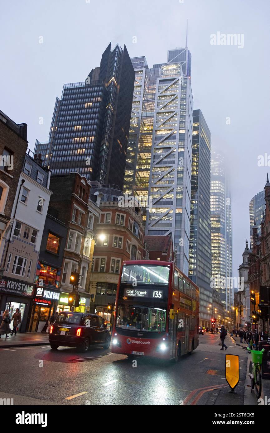 Vista notturna di grattacieli edifici torri illuminate su Bishopsgate vicino alla stazione di Liverpool Street a Londra Inghilterra Regno Unito 2025 KATHY DEWITT Foto Stock