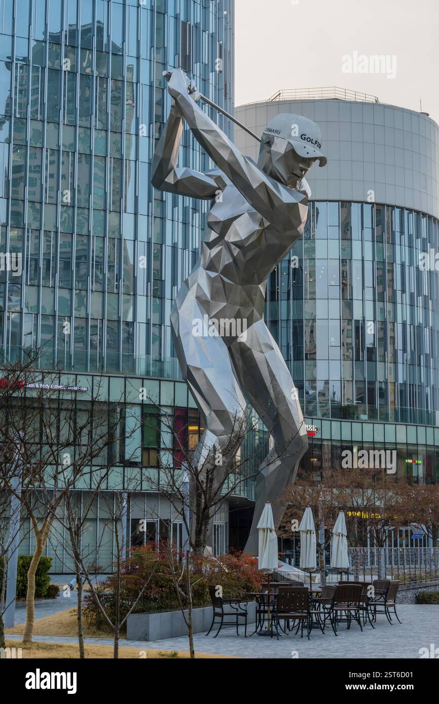 Daejeon, Corea del Sud. 23 dicembre 2019: Statua d'argento dell'uomo che gioca a golf al complesso Golfzon Zoimaru a Yuseong-GU progettata da Now Architects. Per ed Foto Stock