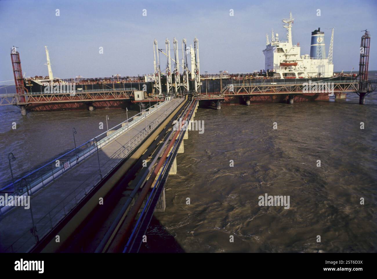 Piattaforma petrolifera, porto di haldia, bengala occidentale, India, Asia Foto Stock