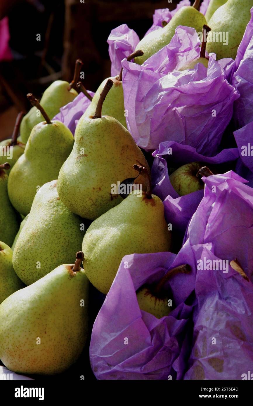 Frutta, pere verdi confezionate in involucro Foto Stock