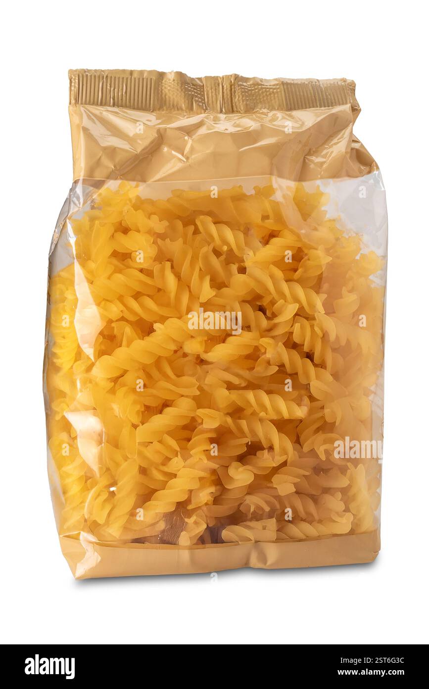 Pasta Fusilli confezionata in sacchetto trasparente isolato su bianco con percorso di ritaglio incluso Foto Stock