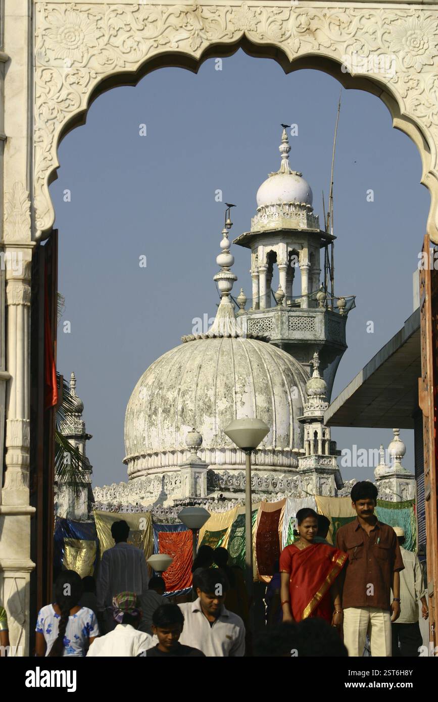 Haji Ali Dargah, la moschea, persone di tutti i cast e di tutte le religioni visitano questo luogo sacro musulmano per benedizioni e benessere, Bombay Mumbai, Maharashtra, India Foto Stock