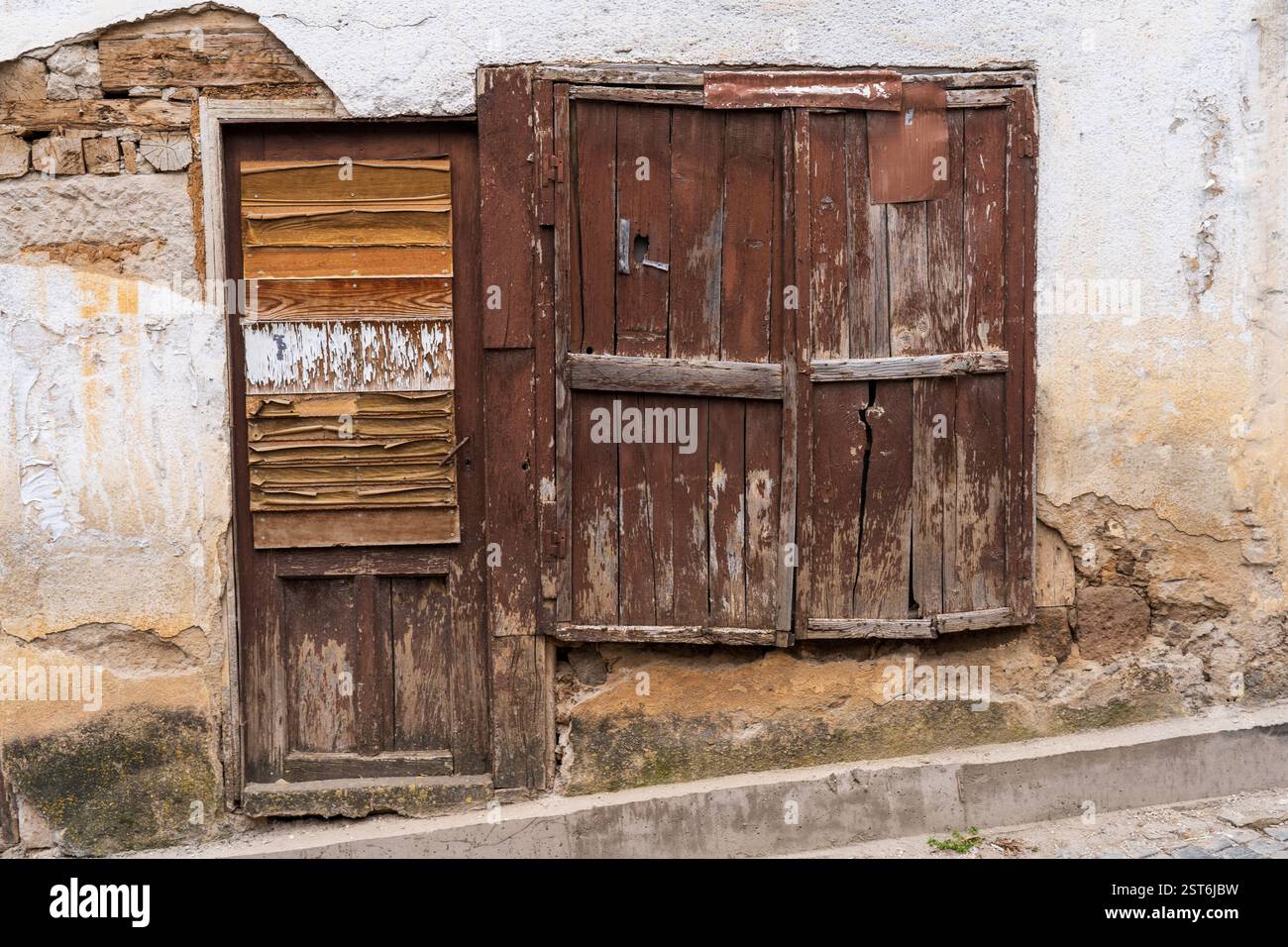 Eleganza antica: Porte chiuse e telai per finestre in legno Foto Stock