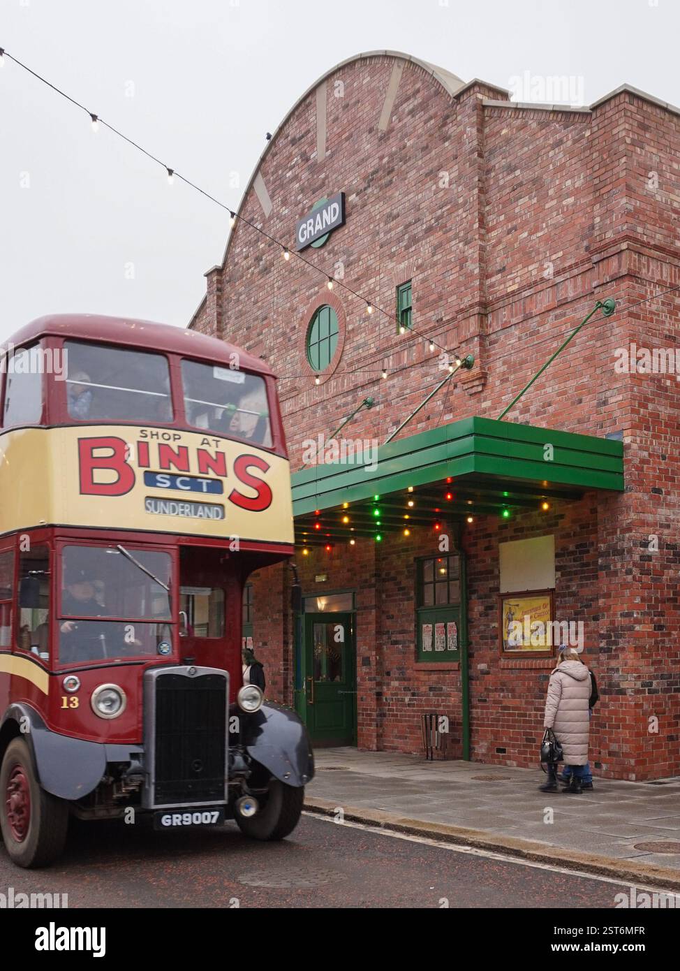 Autobus fuori dal grande teatro di Beamish, il museo vivente del nord Foto Stock