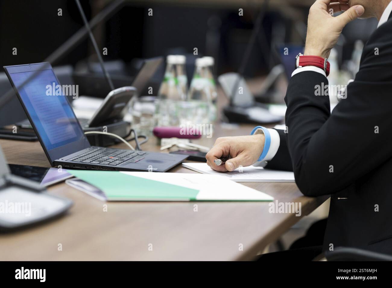 Computer portatile e uomo d'affari con le mani sul tavolo durante la conferenza Foto Stock Computer portatile e uomo d'affari con le mani sul tavolo durante la conferenza Foto Stock