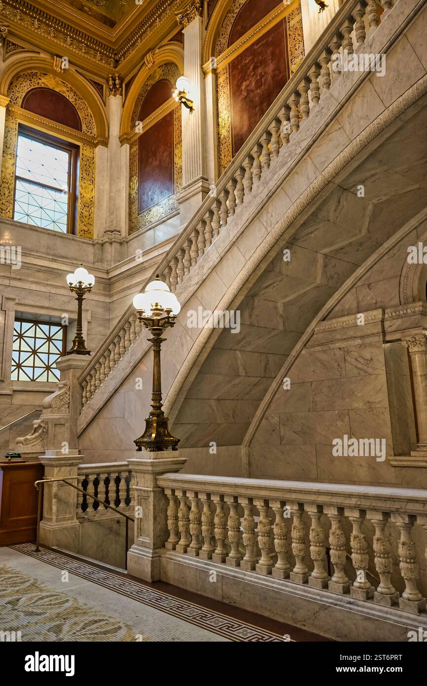 Interno dell'Ohio State House, palazzo del governo. Columbus, Oh. Scala interna e luce nell'Ohio State House, edificio della capitale. Columbus, Ohio Foto Stock