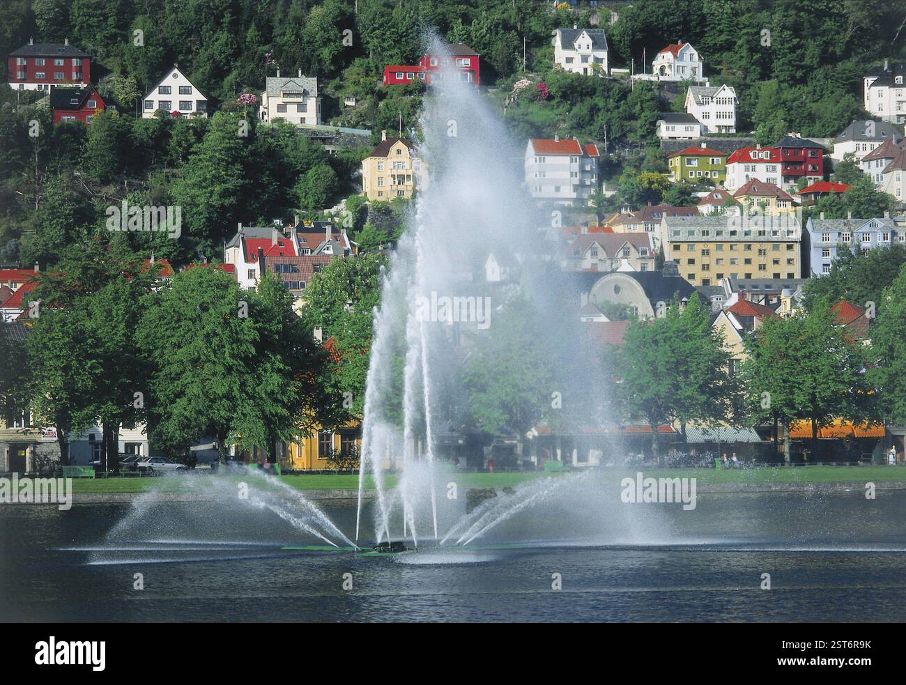 Case, Riverbank, Bergen, Norvegia, Europa Foto Stock