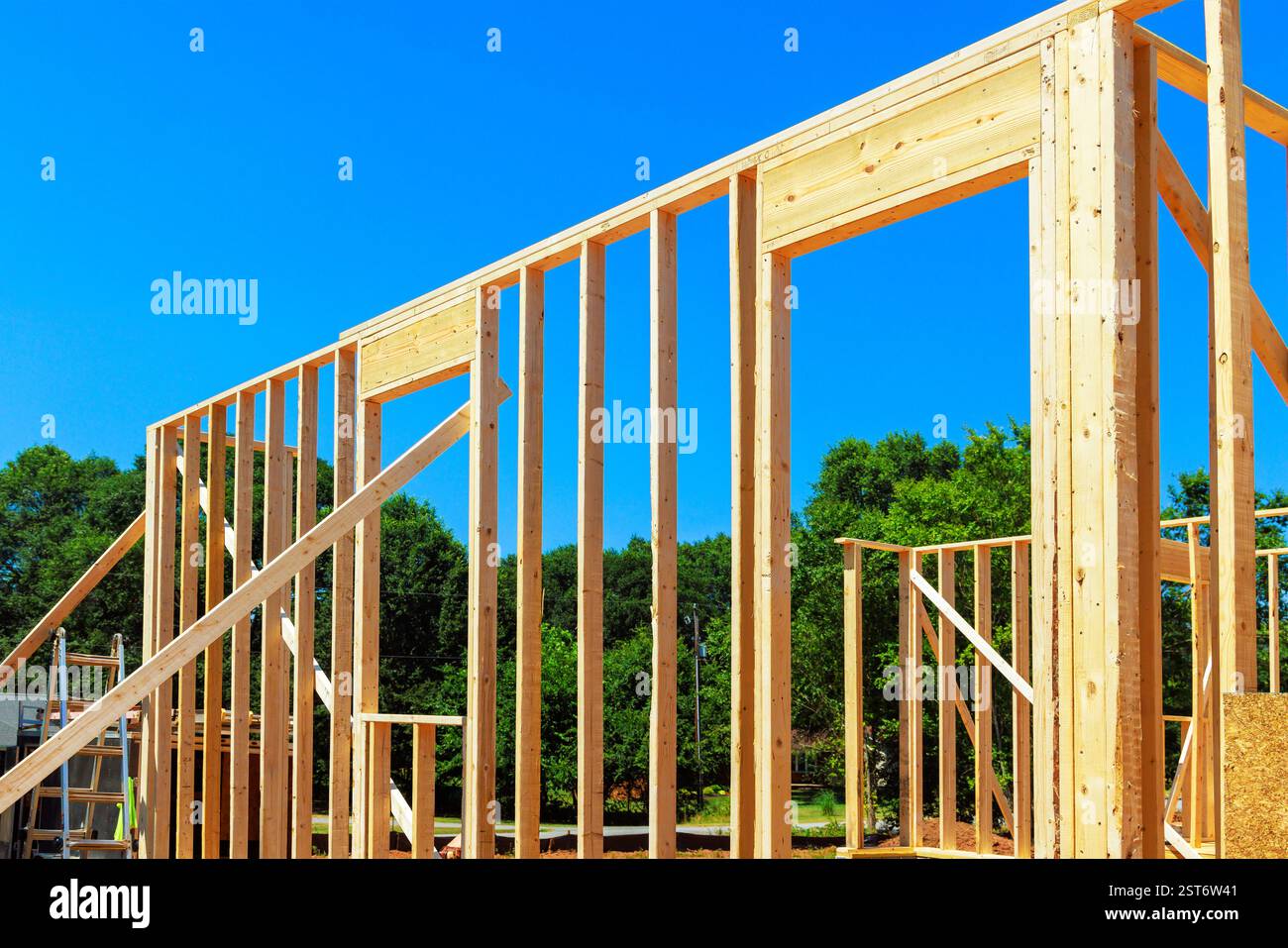 La nuova struttura dell'edificio mostra delle cornici in legno pronte per ulteriori costruzioni nel quartiere residenziale. Foto Stock