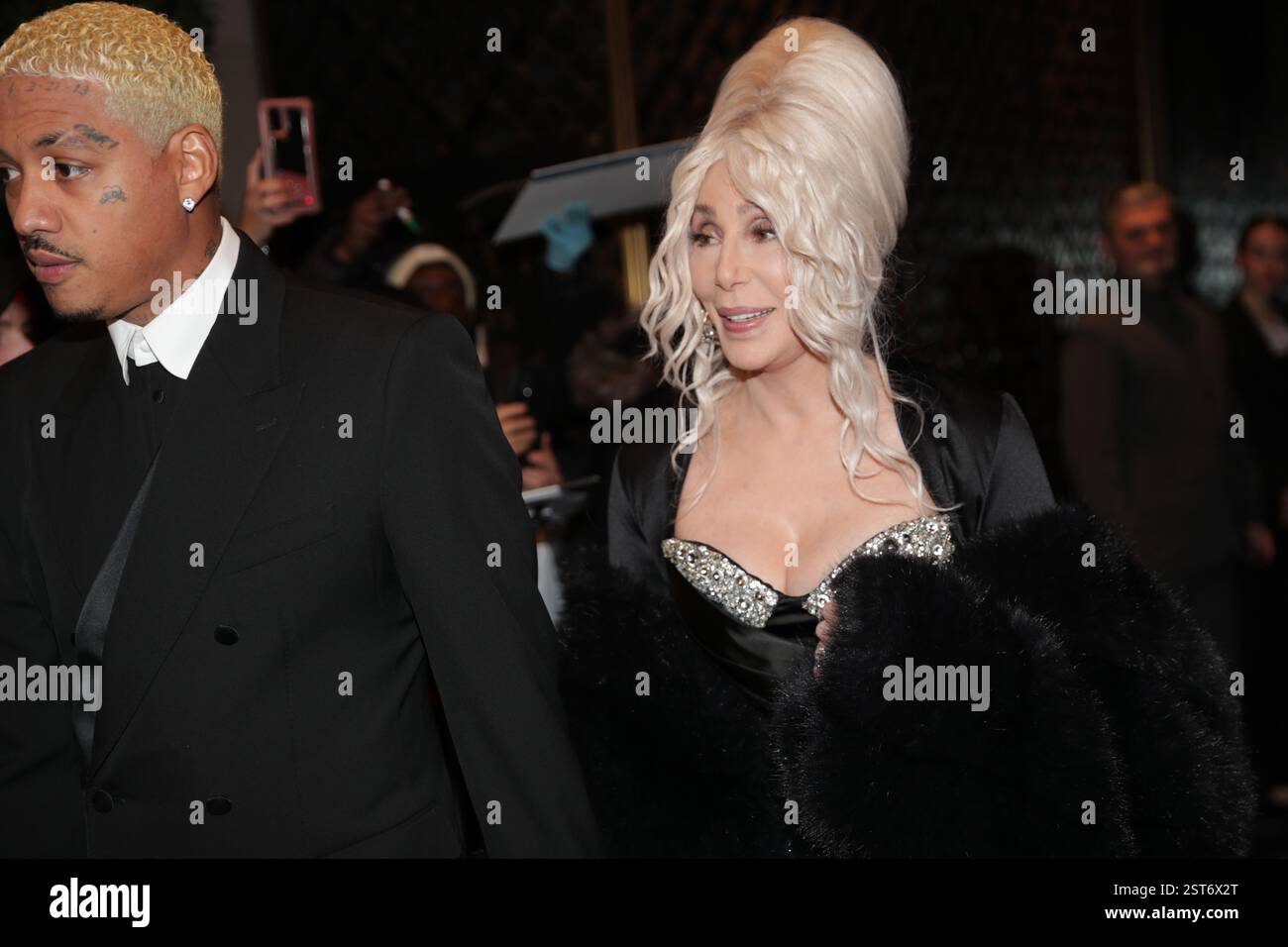 NEW YORK, NEW YORK - 16 FEBBRAIO: Cher e Alexander Edwards sono visti arrivare prima di 'SNL50: The Anniversary Special' il 16 febbraio 2025, a New York. La coppia, nota per le loro apparizioni eleganti, è stata avvistata entrare nel Rockefeller Center prima dell'attesissimo evento che celebrava i cinque decenni del "Saturday Night Live". La notte piena di stelle ha riunito alcuni dei più grandi nomi dell'intrattenimento per onorare l'eredità dell'iconico spettacolo comico di sketch. (Foto: Giada Papini Rampelotto/EuropaNewswire). Foto Stock