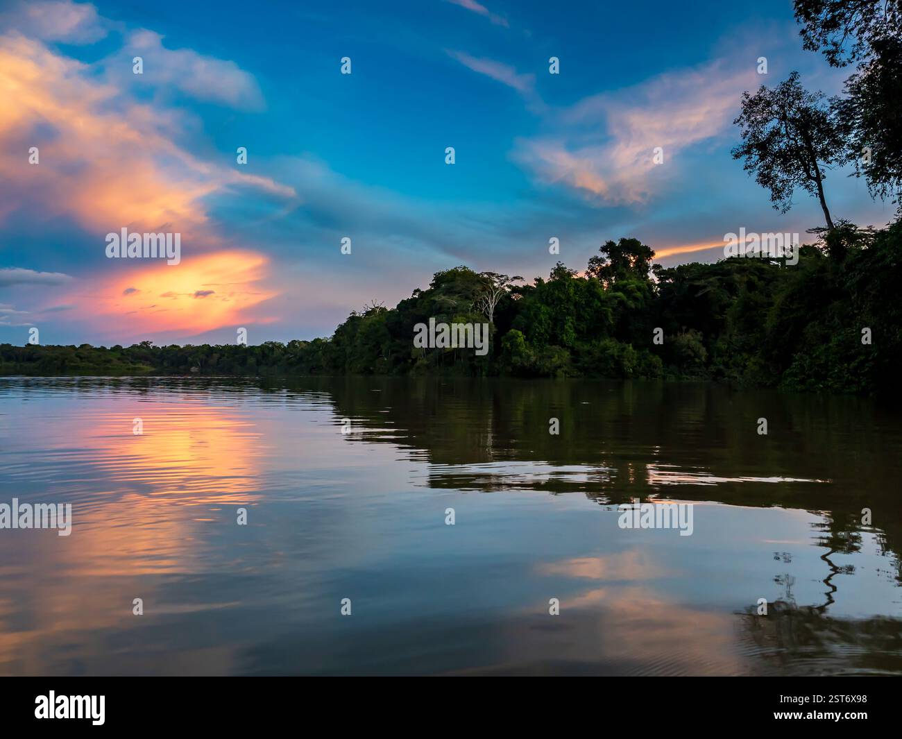 Amazonia tramonto sulla laguna di Coati vicino al fiume Javari, l'affluente del Rio delle Amazzoni. Selva al confine tra Brasile e Perù. Sud America. Foto Stock