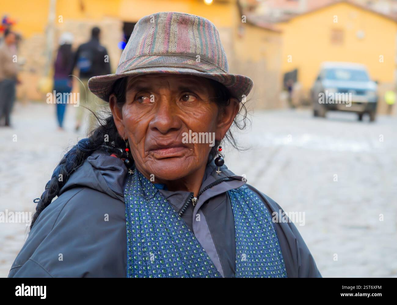 Ollantaytambo, Perù - 20 Maggio 2016: Kechua donna vendere coca sul mercato. America del Sud Foto Stock