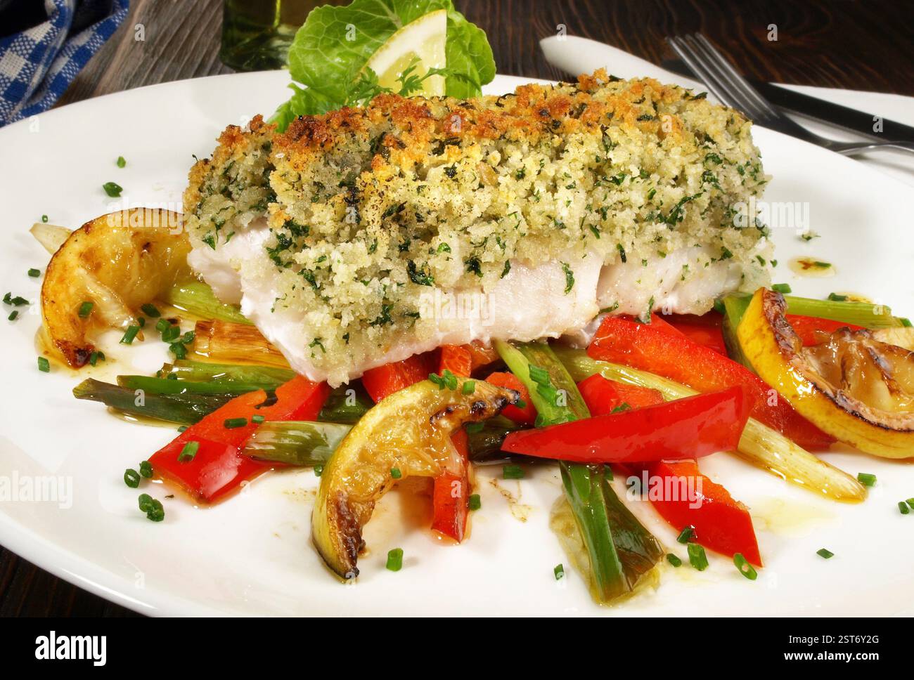 Red Perch su asparagi e pepe Foto Stock