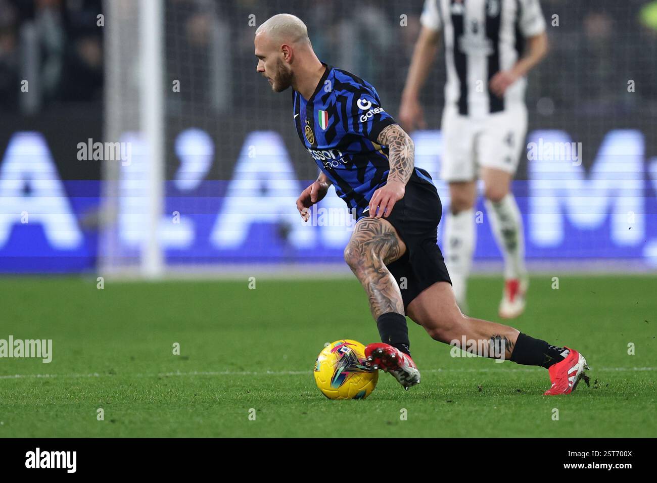 Torino, Italia. 16 febbraio 2025. Federico Dimarco dell'FC Internazionale in azione durante la partita di serie A tra Juventus FC e FC Internazionale all'Allianz Stadium il 16 febbraio 2025 a Torino. Crediti: Marco Canoniero/Alamy Live News Foto Stock Torino, Italia. 16 febbraio 2025. Federico Dimarco dell'FC Internazionale in azione durante la partita di serie A tra Juventus FC e FC Internazionale all'Allianz Stadium il 16 febbraio 2025 a Torino. Crediti: Marco Canoniero/Alamy Live News Foto Stock