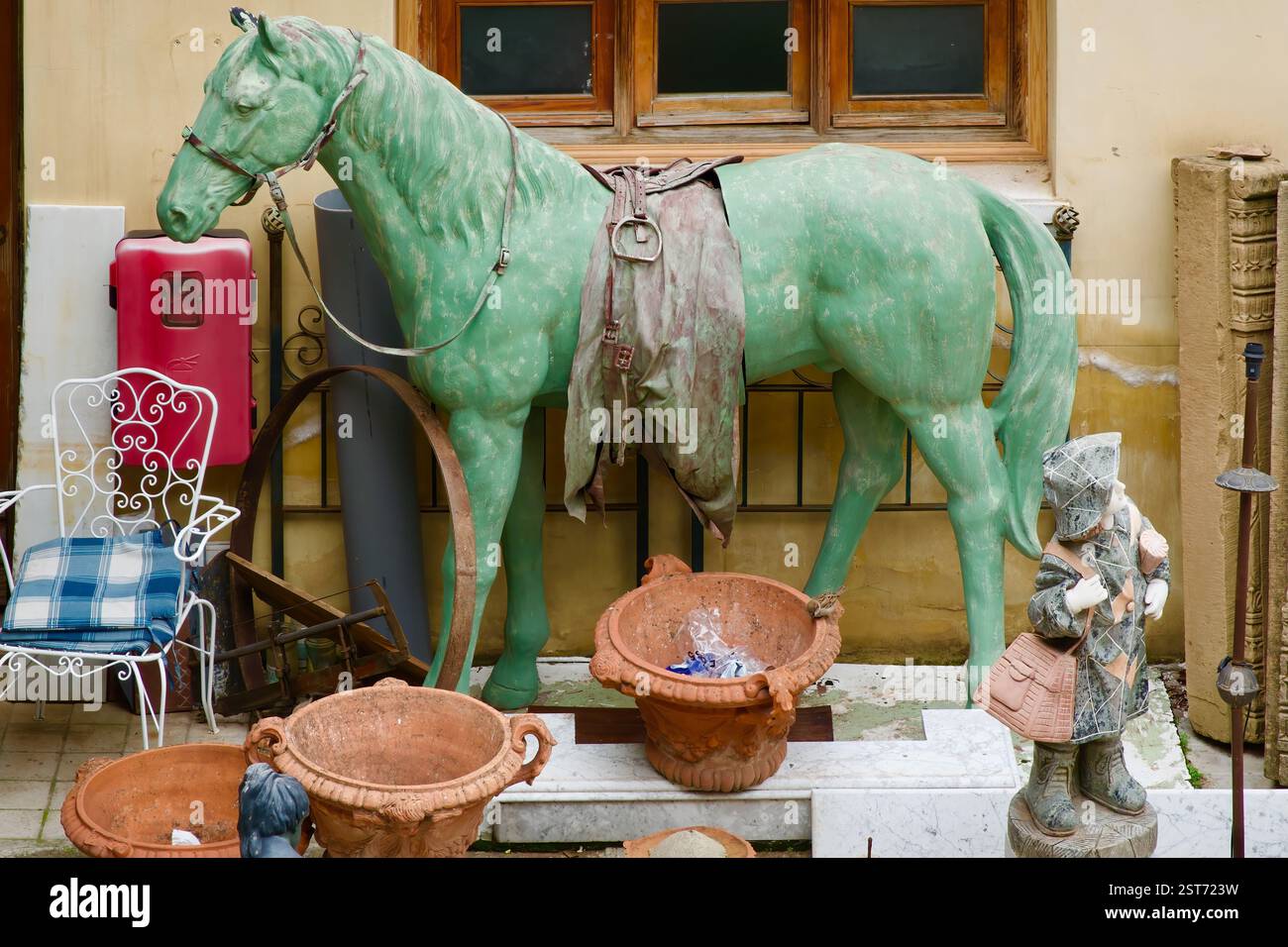 Galerias Piquer Anticuarios in una piazza al largo del mercato di via El Rastro con un cavallo di metallo di dimensioni standard in vendita Madrid Spagna Europa Foto Stock