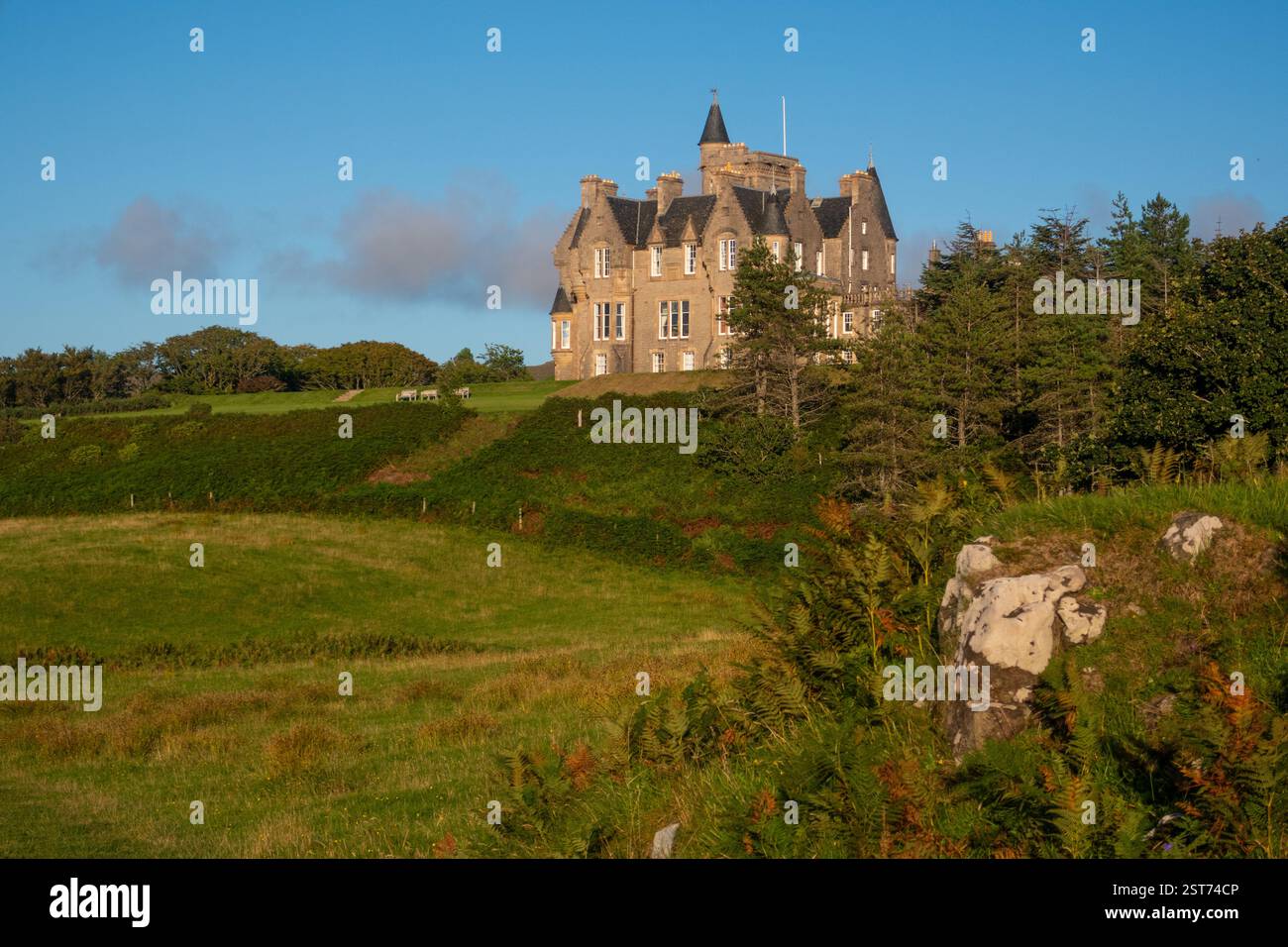 Castello di Glengorm del XIX secolo, Isola di Mull, Ebridi interne, Scozia, Regno Unito Foto Stock