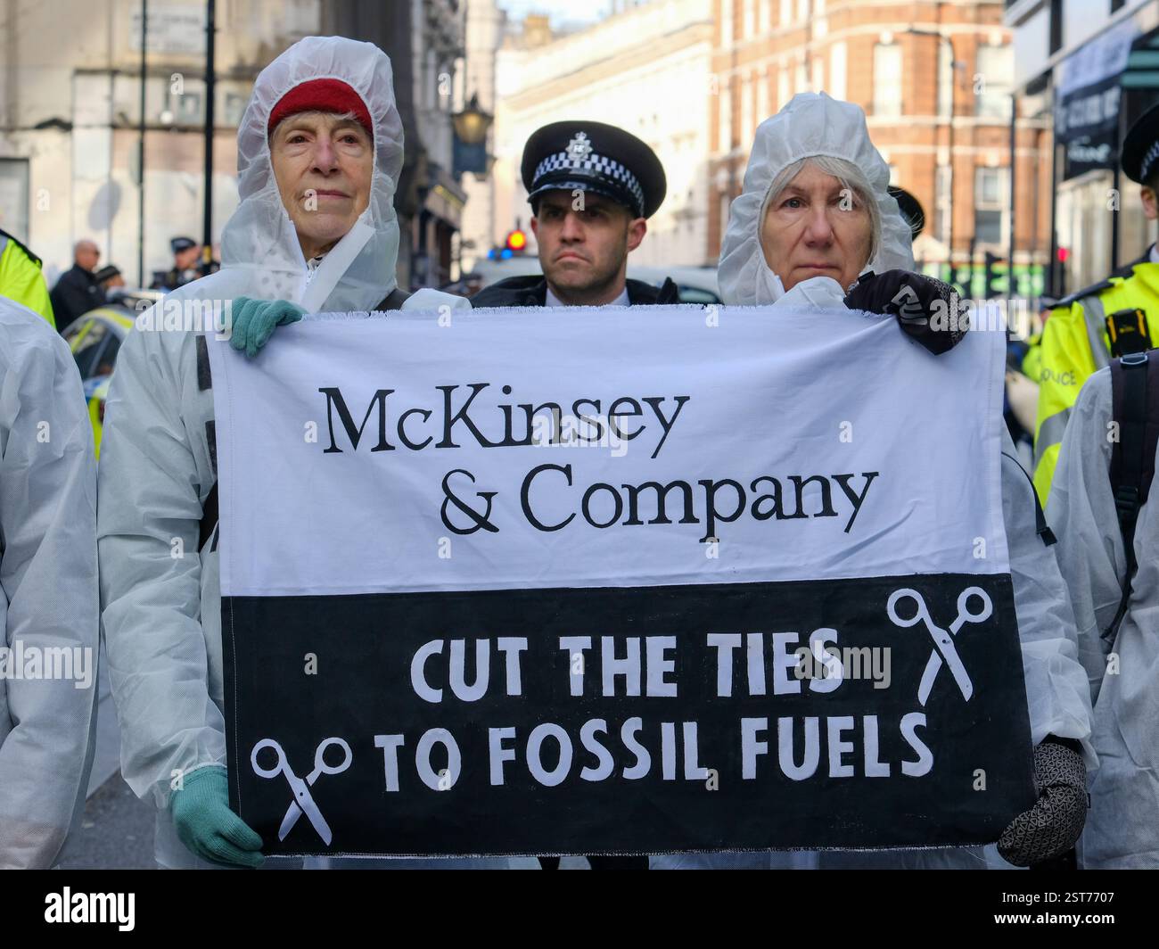 Londra, Regno Unito. 17 febbraio 2025. I manifestanti di Extinction Rebellion spruzzano l'esterno del Post Building - dove la società di consulenza manageriale McKinsey & Company ha uffici, con vernice nera come altri due occupano la tenda. Il gruppo mira a richiamare l'attenzione sui collegamenti dell'azienda con l'industria dei combustibili fossili e chiede loro di tagliare i legami con i clienti del petrolio e del gas. Credito: Fotografia dell'undicesima ora/Alamy Live News Foto Stock