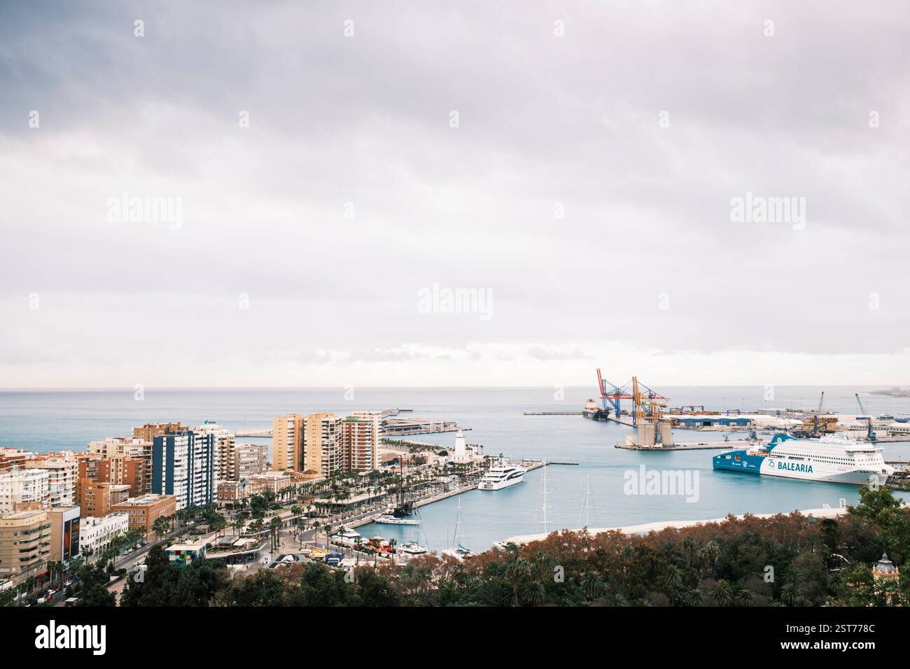 Vista panoramica di Malaga dal sentiero per il castello Foto Stock